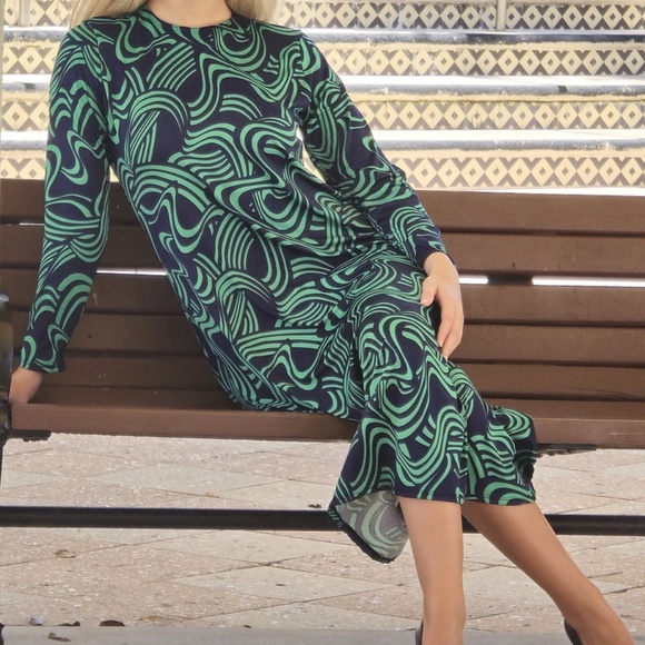 DEVORAH'S SECRET Modest Midi Dress Navy & Green Waves Print Regular&Plus Sizes - Picture 4 of 6